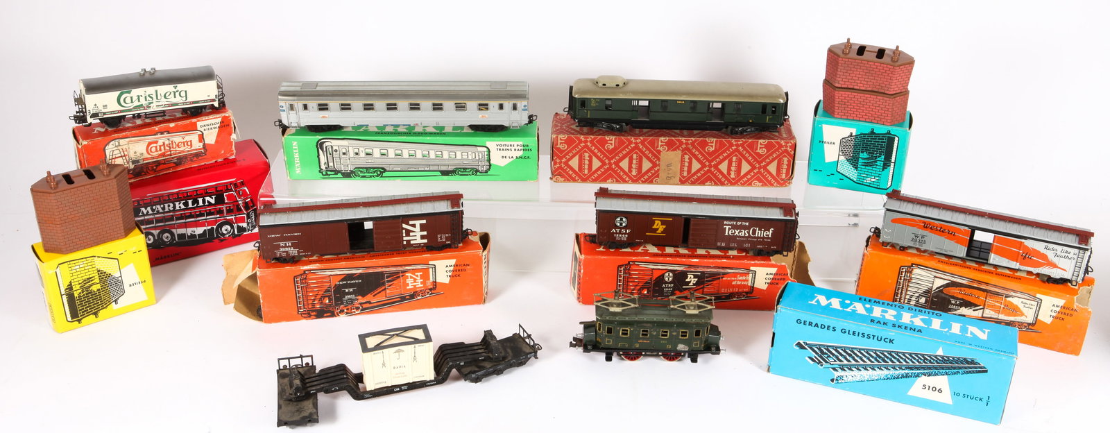 HO MARKLIN ACCESSORIES, TRAIN CARS, ENGINES, ETC. (17): (1) RS 700 Engine #321, diecast, unboxed; with spare bulb and additional pieces, made in Germany; (1) #18080 double decker bus, original box, contemporary, MIB; (1) #346/4 tin train car with original 