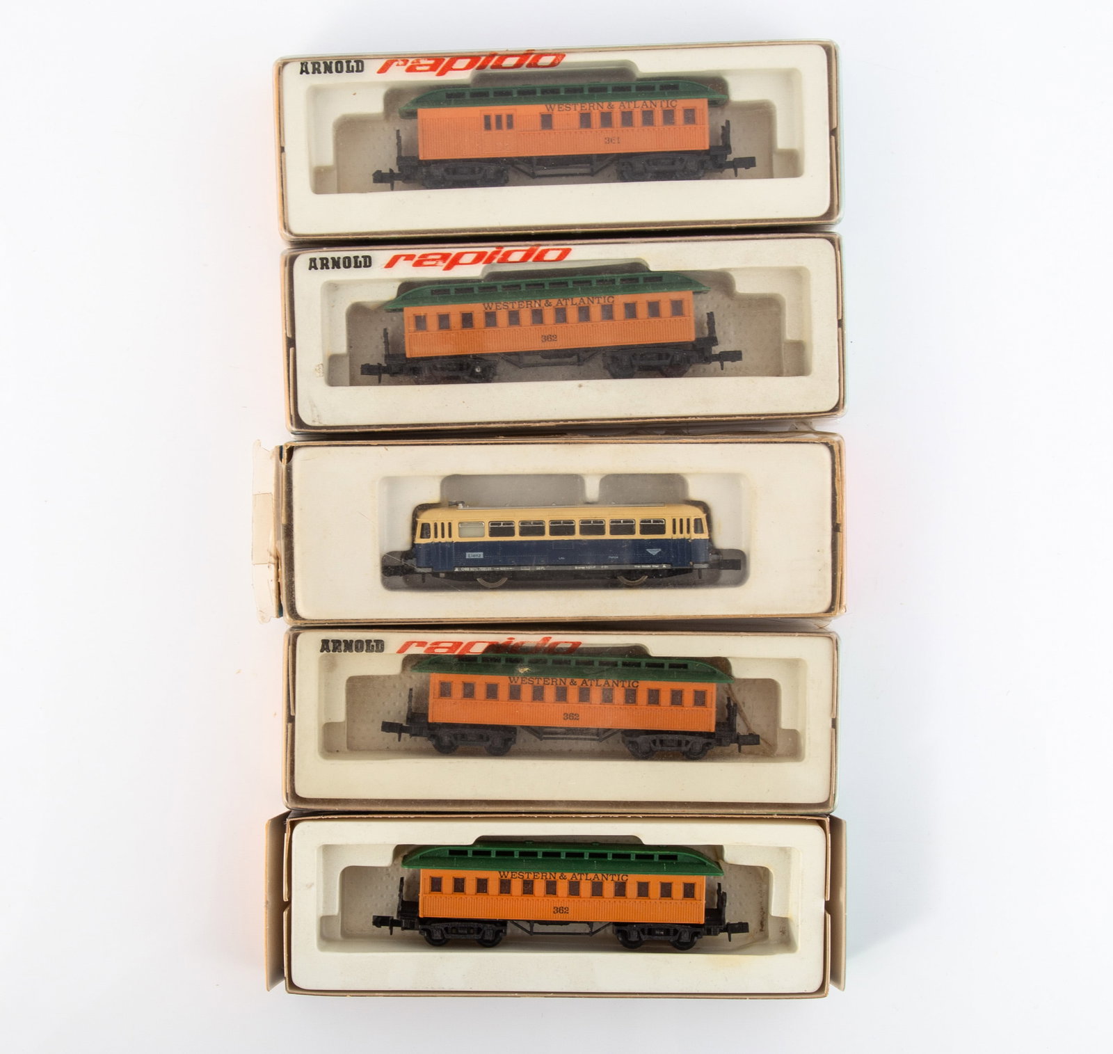 ARNOLD RAPIDO BOXED N GAUGE CARS (5): Includes: (1) Lienz powered vehicle; possibly missing top pieces; box sides split; (3) Western Atlantic 0362 passenger cars; 1-missing plastic cover; (1) 0361 train car; box L-5 7/8", G-VG