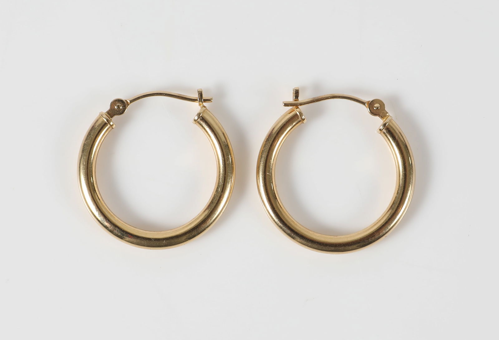14K GOLD HOOP EARRINGS: Yellow gold; pierced; [.6 dwt], L-3/4", VG-EX