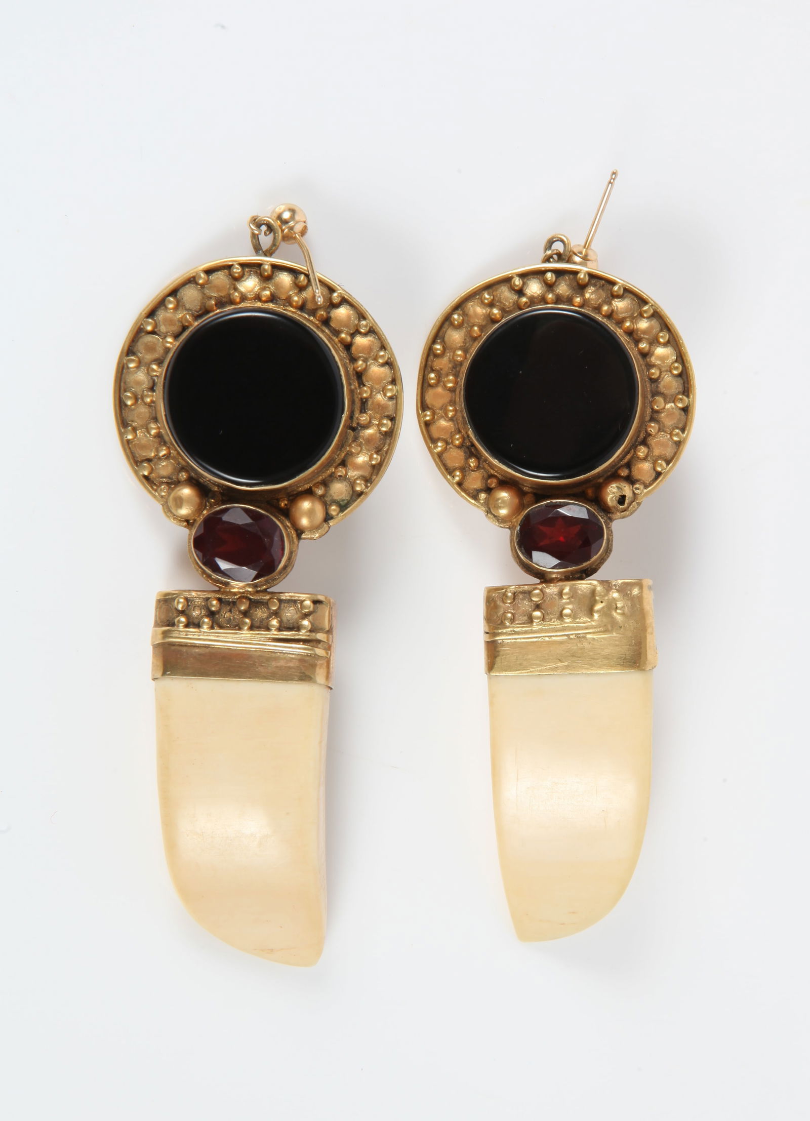 GOLD PIERCED DANGLE EARRINGS: Unmarked yellow gold (tests 9K), likely converted from clip earrings; each set with (1) round cabochon onyx stone (17.5mm), (1) faceted oval garnet (approx. 6mm x 9mm); terminating with a shaped, tape