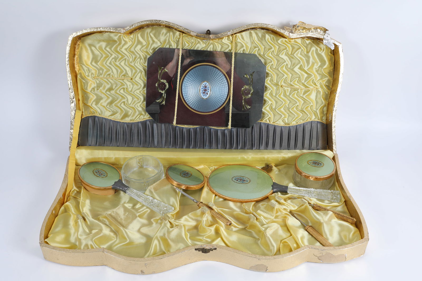 "PREMIER" VINTAGE CASED VANITY SET (1 of 14)