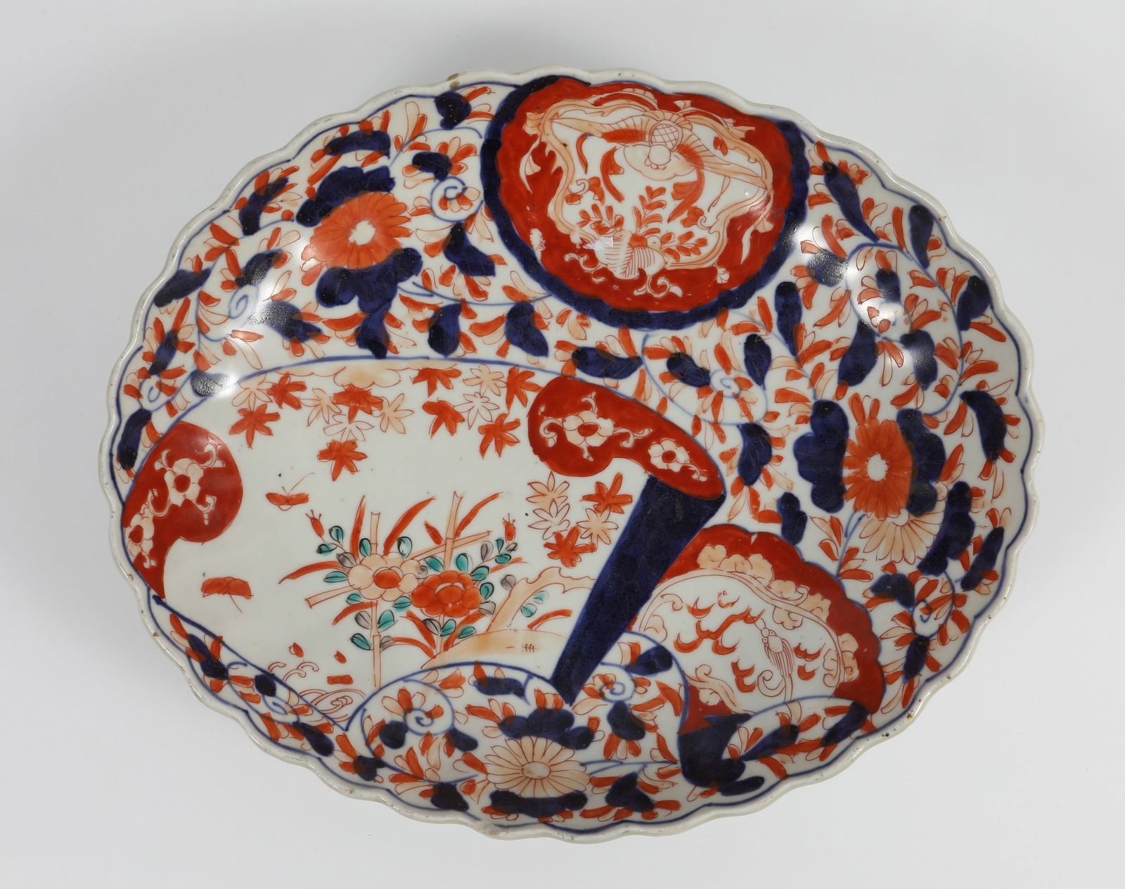 SCALLOPED IMARI SHALLOW BOWL: Scalloped oval bowl, signed on reverse with Asian monogram; some wear and chips to edges; L-11", G+
