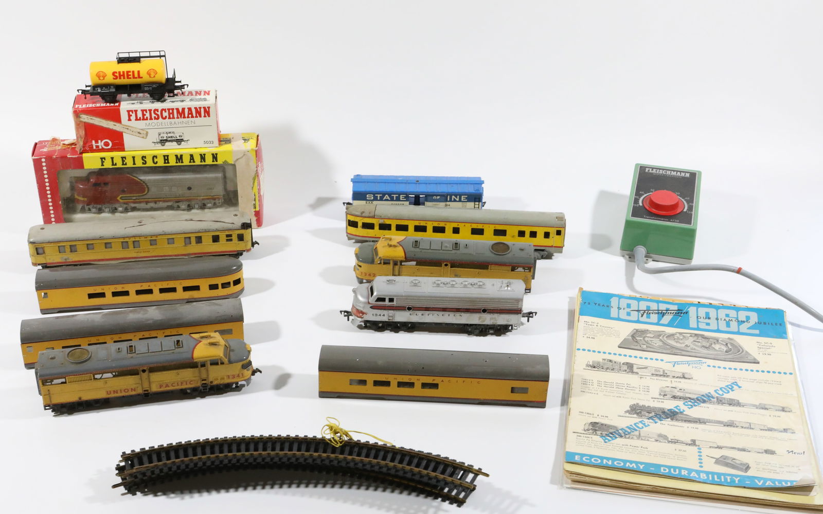 (10+/-) VINTAGE FLEISCHMANN TRAINS & ACCESSORIES HO SCALE (1 of 9)