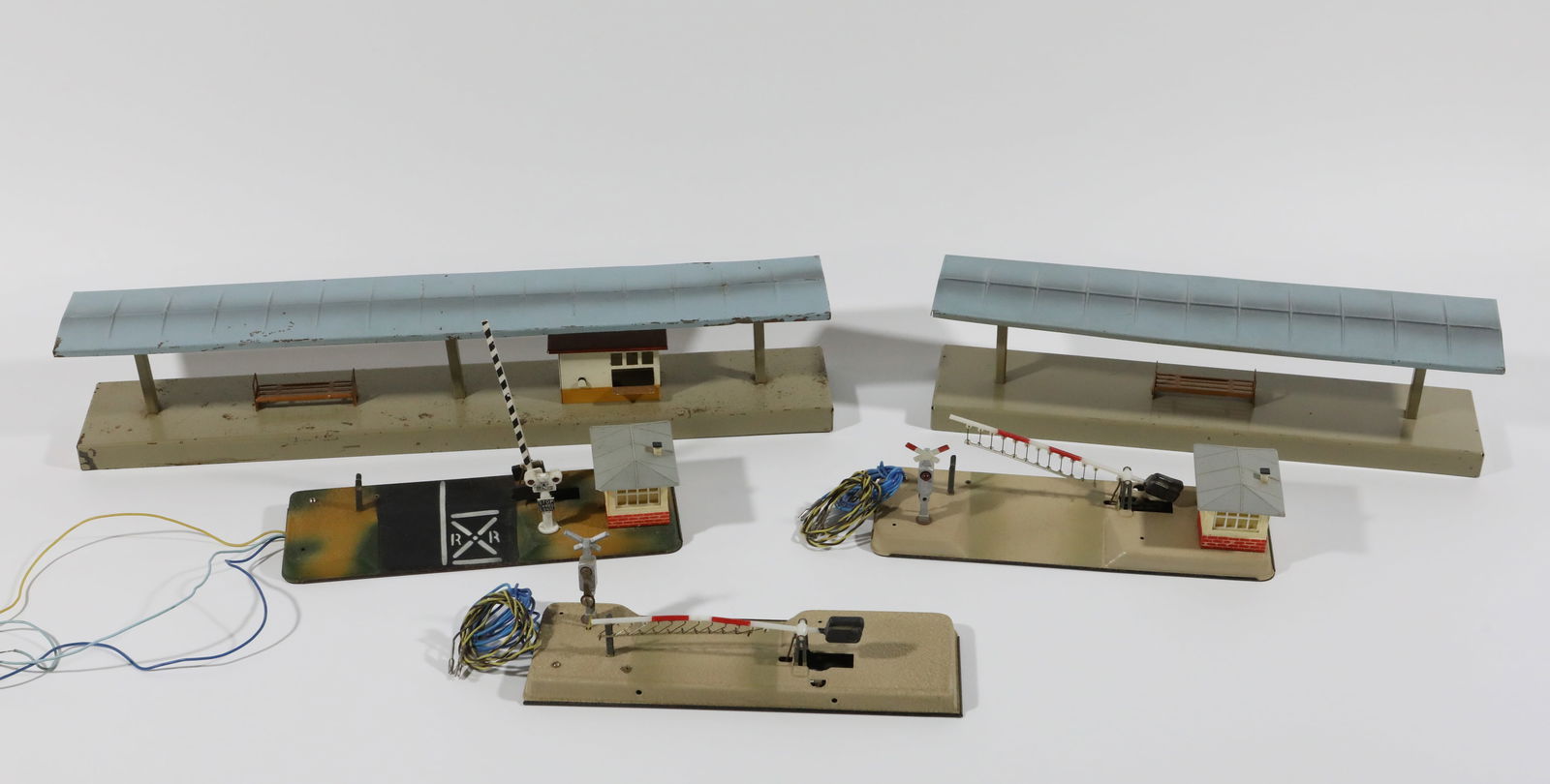 (5) VINTAGE KIBRI TRAIN STATION PLATFORMS & CROSSING GATES (1 of 11)