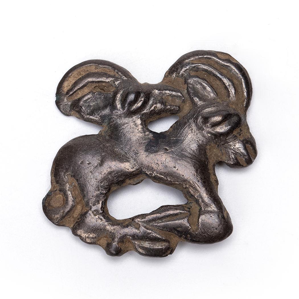 Bronze art ornament in the shape of double goats.: Central Asia.3rd-2nd century B.C. Bronze.3.5cm x 3.5cm .3.4cm x 3.3cm .