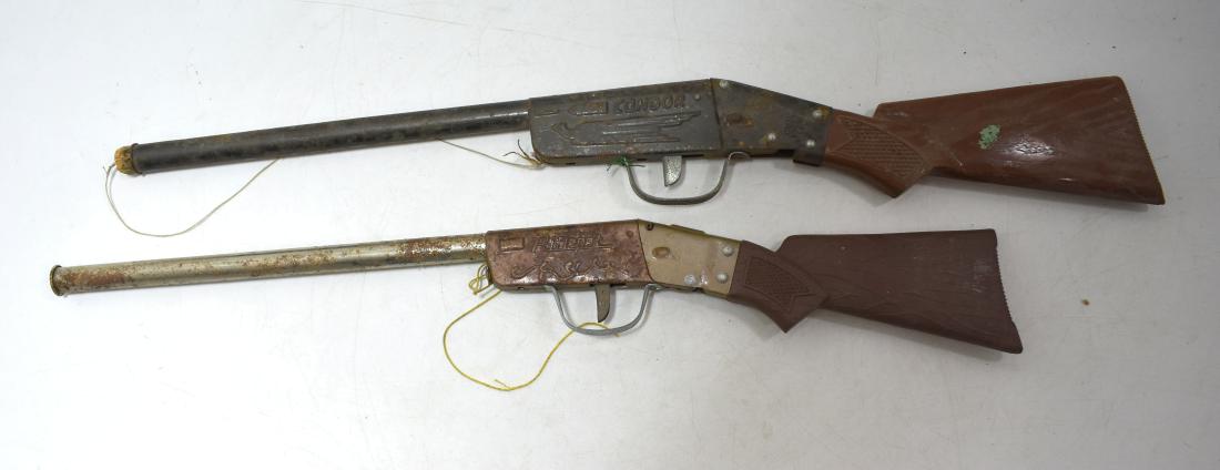 A pair of tin guns, 1960s, length: 50 cm.: A pair of tin guns, 1960s, length: 50 cm.