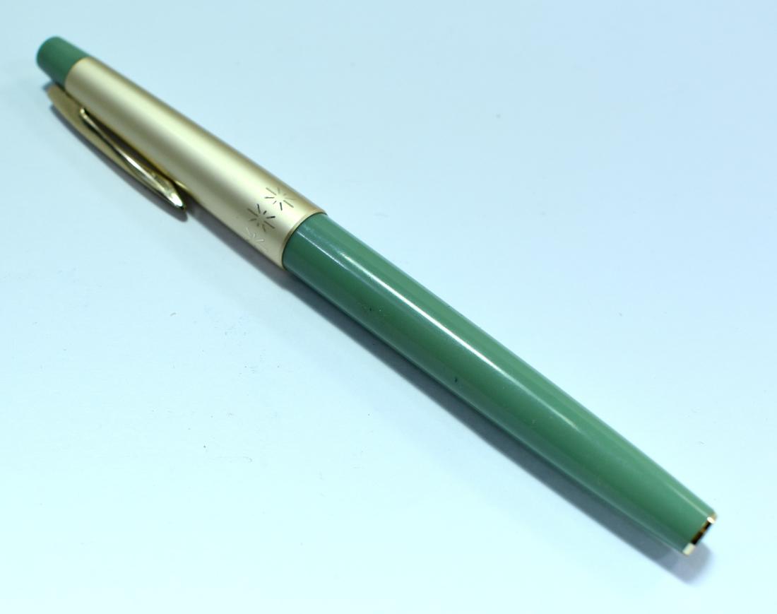 Japanese pilot pen, gold nail, pastel green, EXT Fine (1 of 5)
