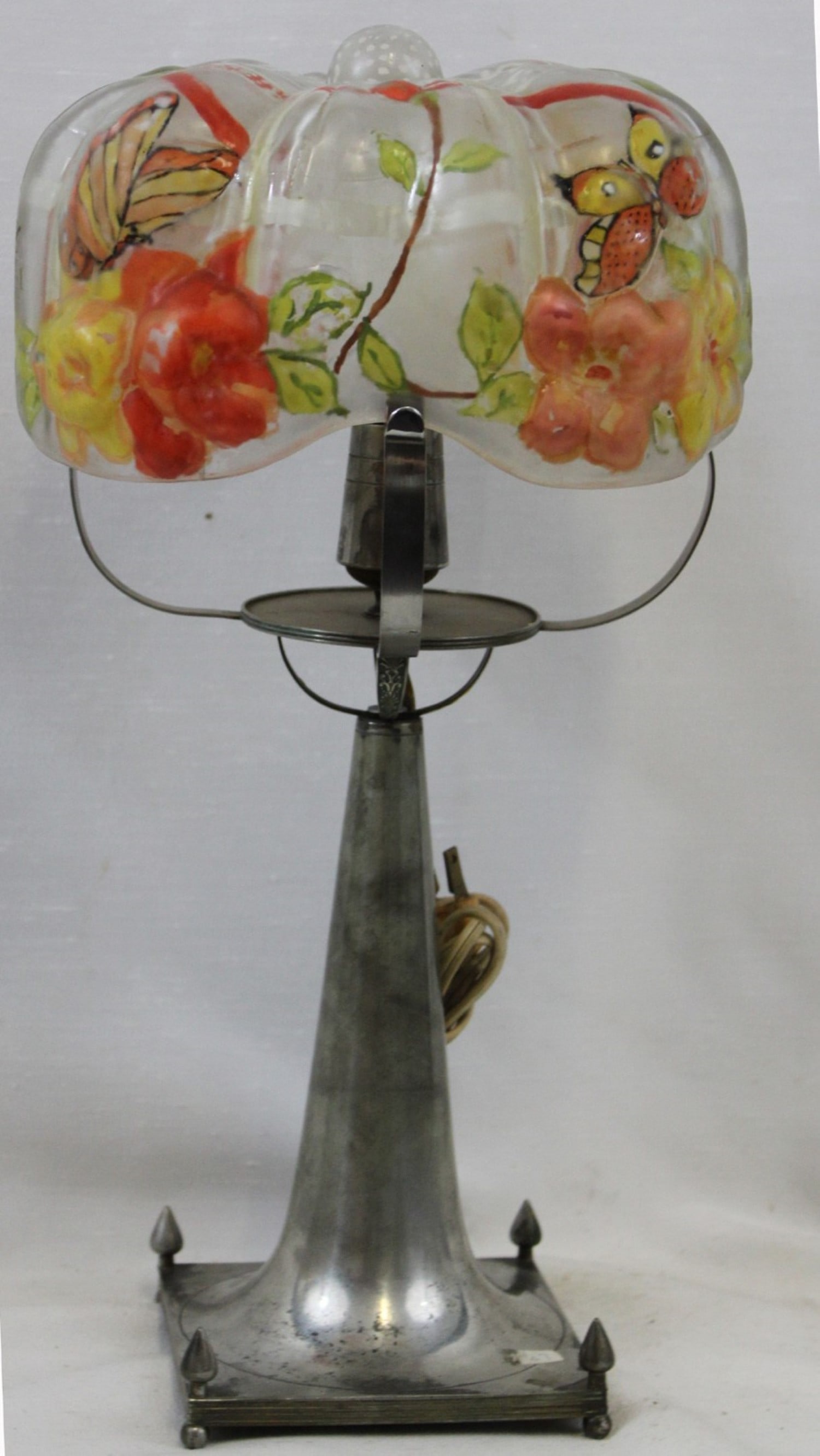 Pairpoint Manufacturing Company Art Nouveau Hand-Painted Glass Lamp, Circa 1910: Pairpoint Manufacturing Company Art Nouveau Hand-Painted Glass Lamp, Circa 1910 An elegant early 20th century Art Nouveau table lamp by the :contentReference[oaicite:0]{index=0}, featuring a delicatel