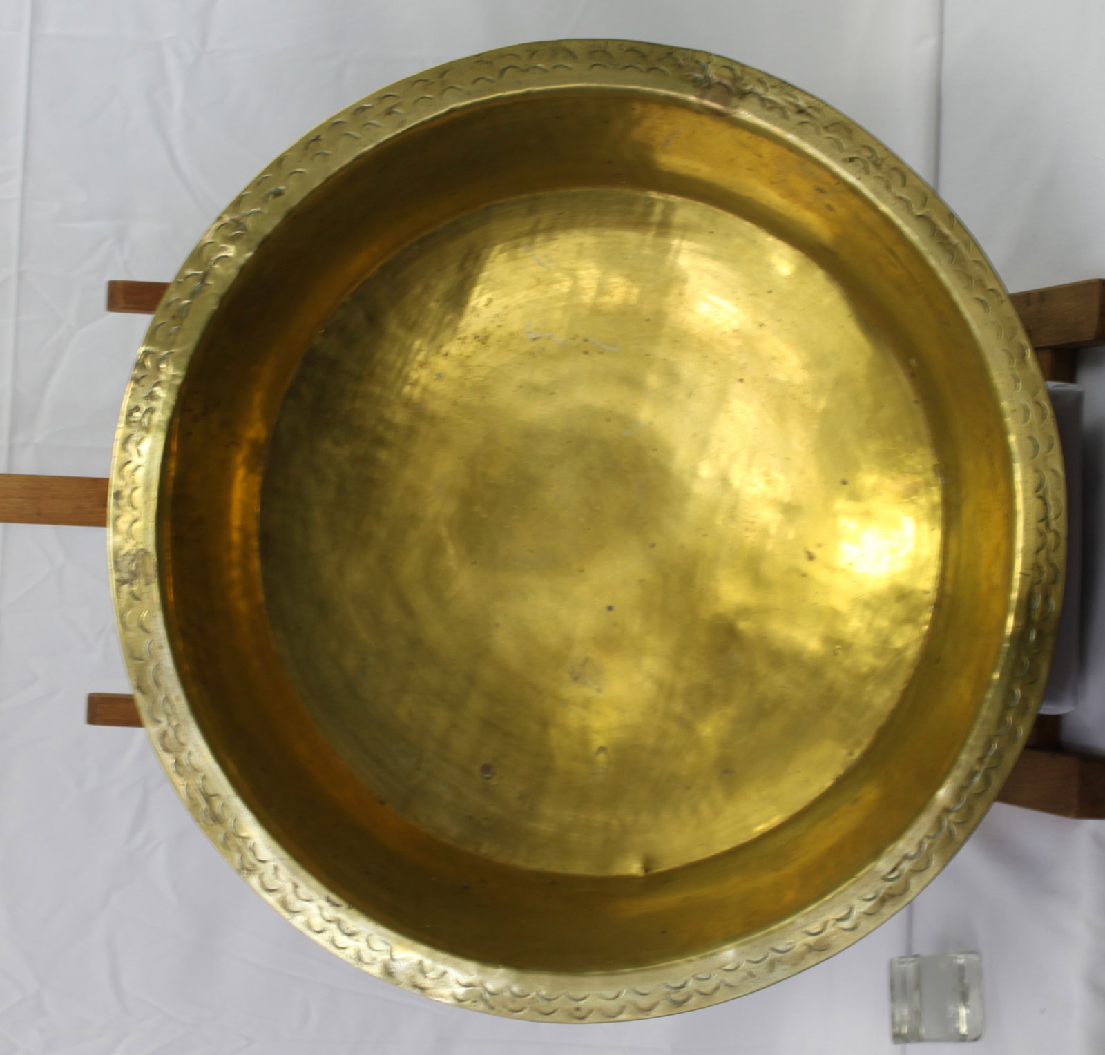 Large European Hammered Brass Basin, Late 17th-18th Century: Large European Hammered Brass Basin, Late 17th-18th Century A substantial hand-hammered brass basin of generous proportions, raised from a single sheet and finished with a continuous scalloped and pun