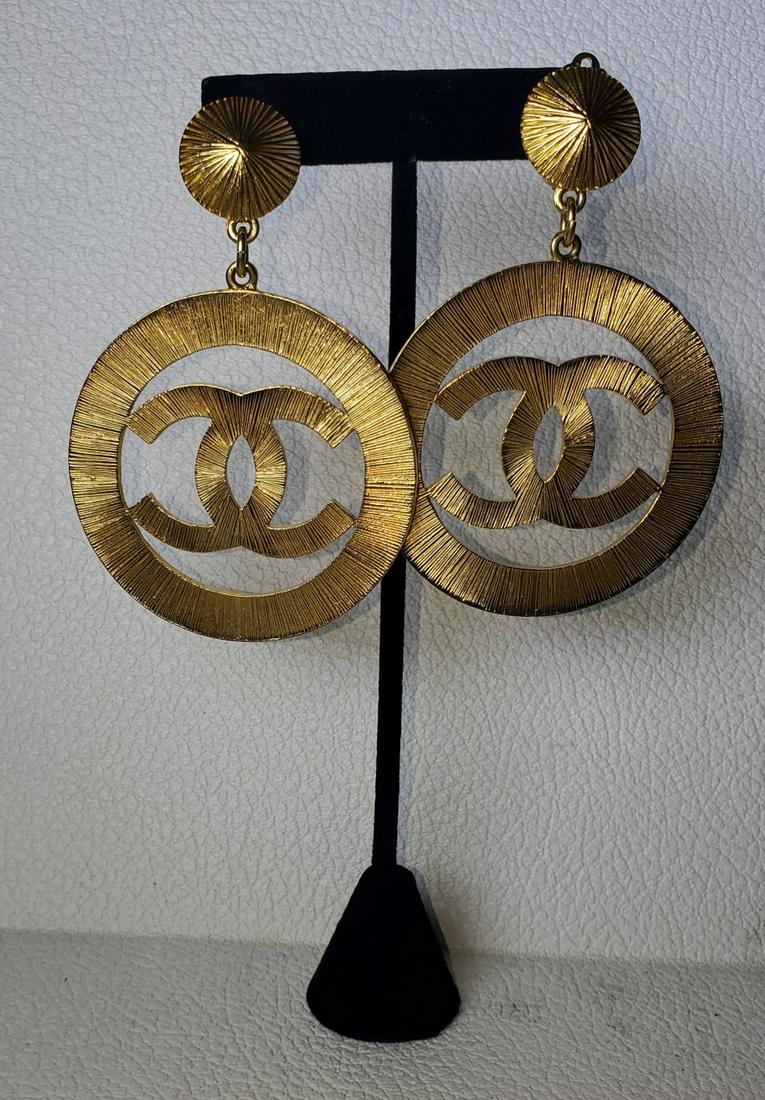 Authentic Chanel Limited Edition Runway Extra Large CC (1 of 3)