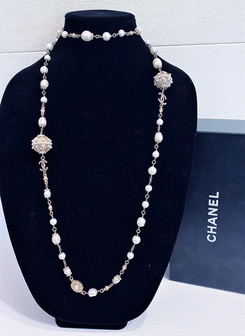 Chanel Runway Pearl Necklace (1 of 8)