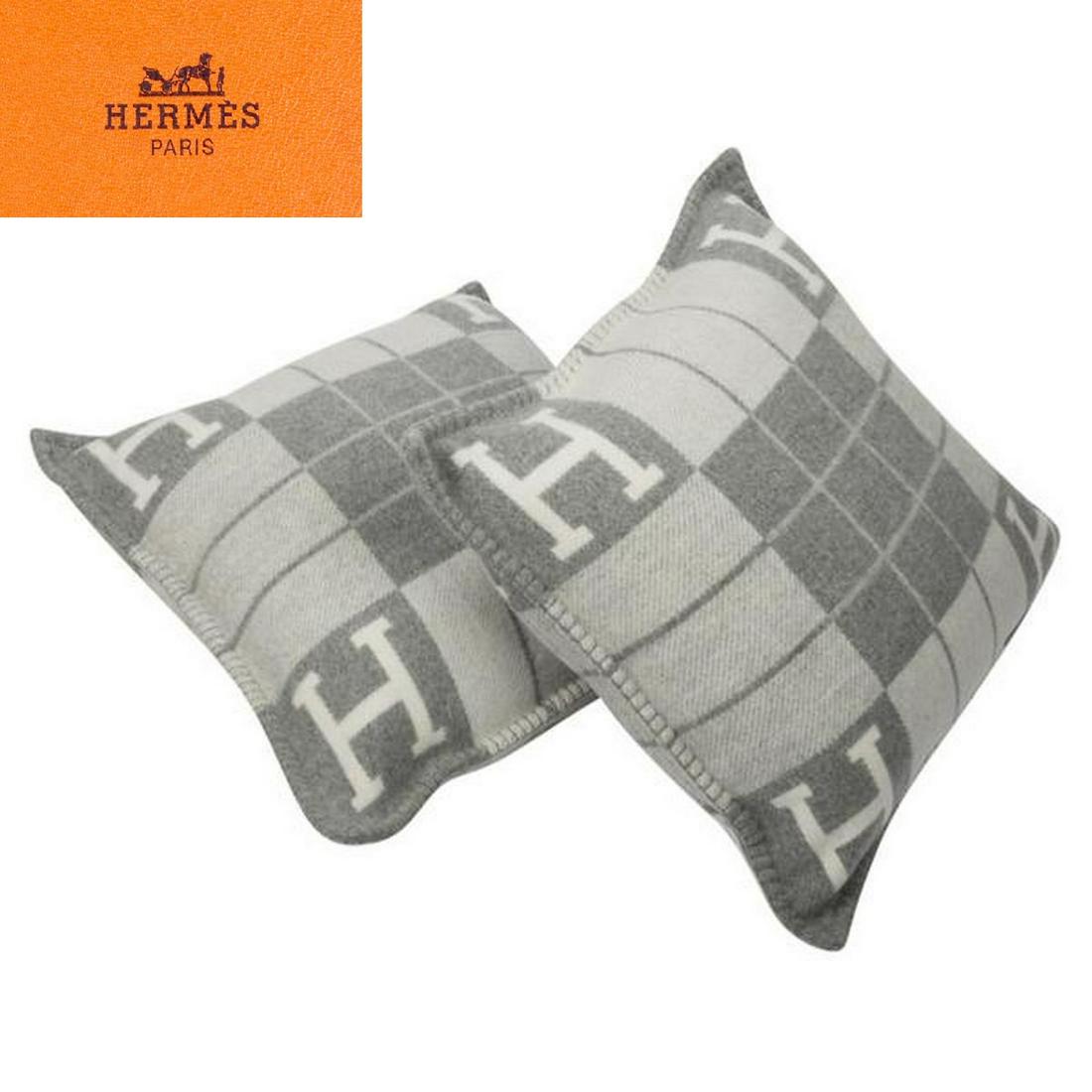 Hermes Cushion Avalon III PM Signature H Ecru Gris (1 of 8)