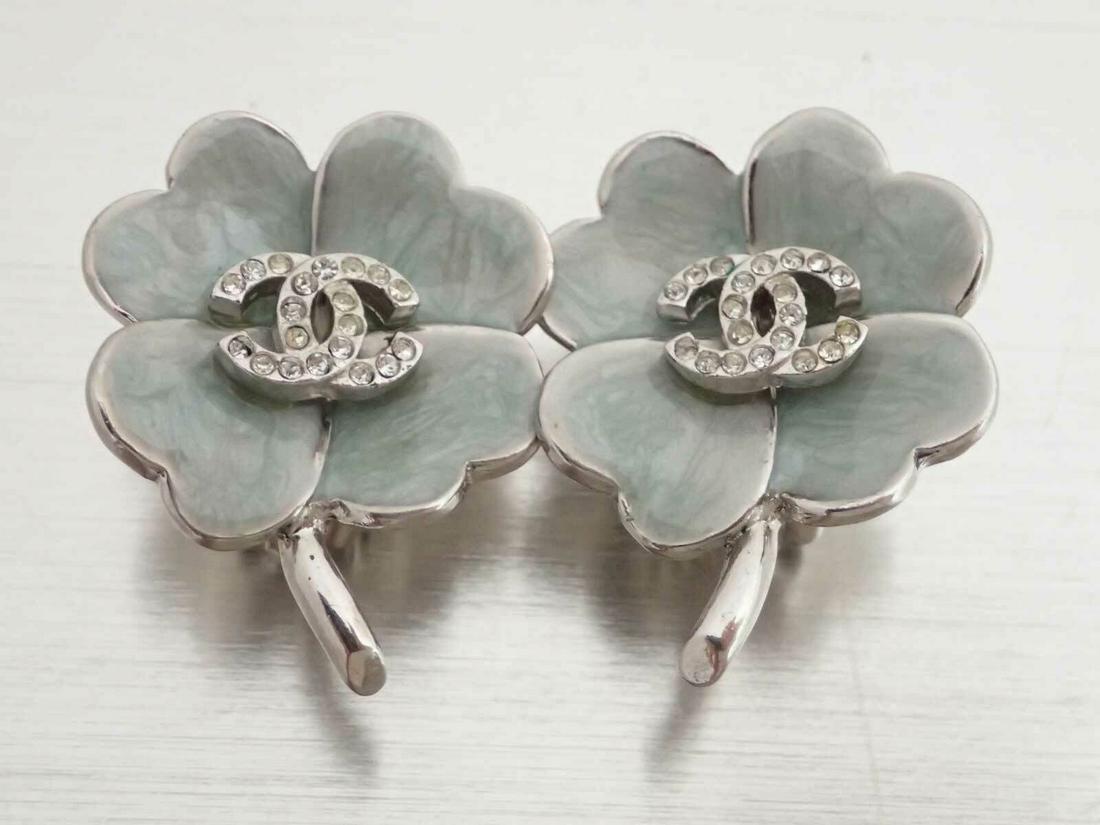 CHANEL CC Logo Clover Clip-on Earrings Enamel/Metal (1 of 9)