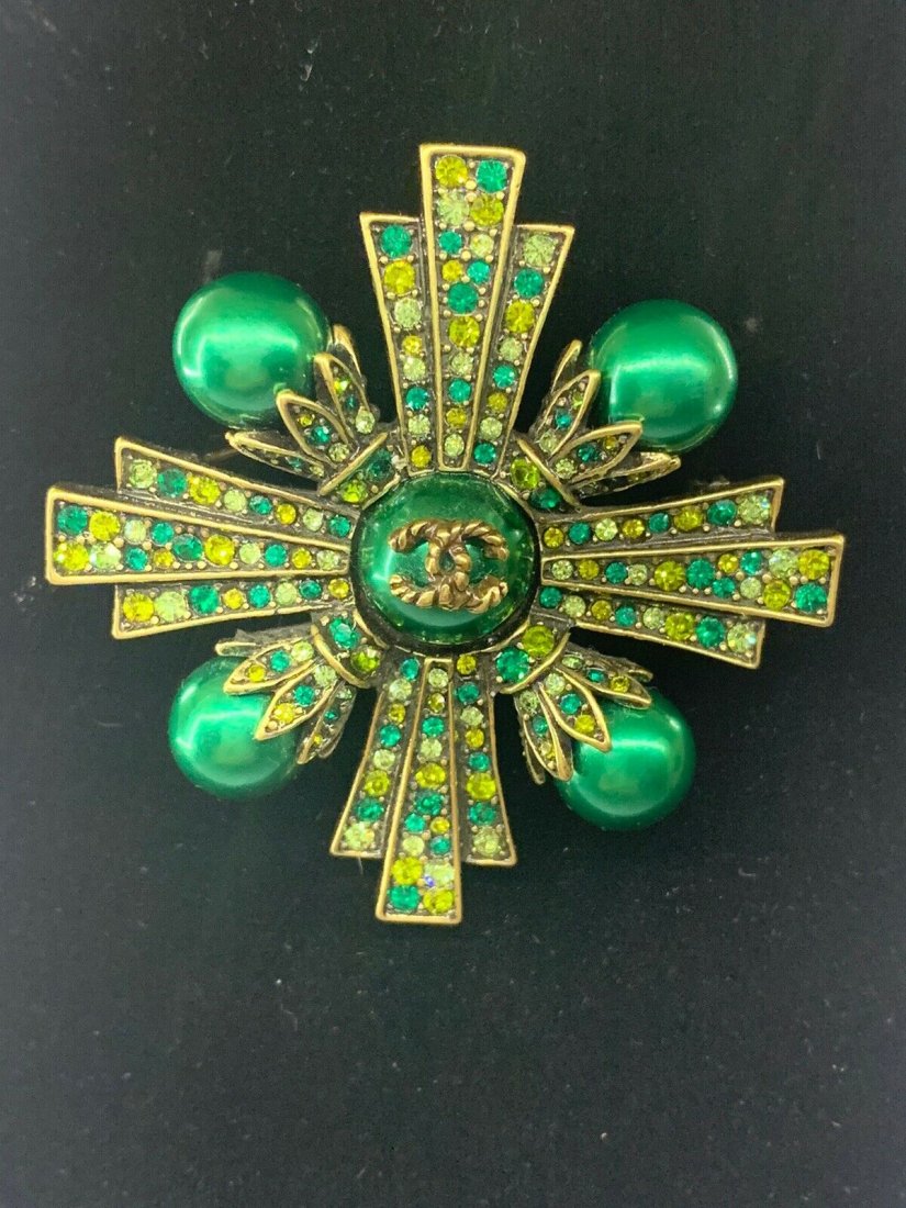 Chanel vintage Gripoix multicolor stone pendant, pin (1 of 4)