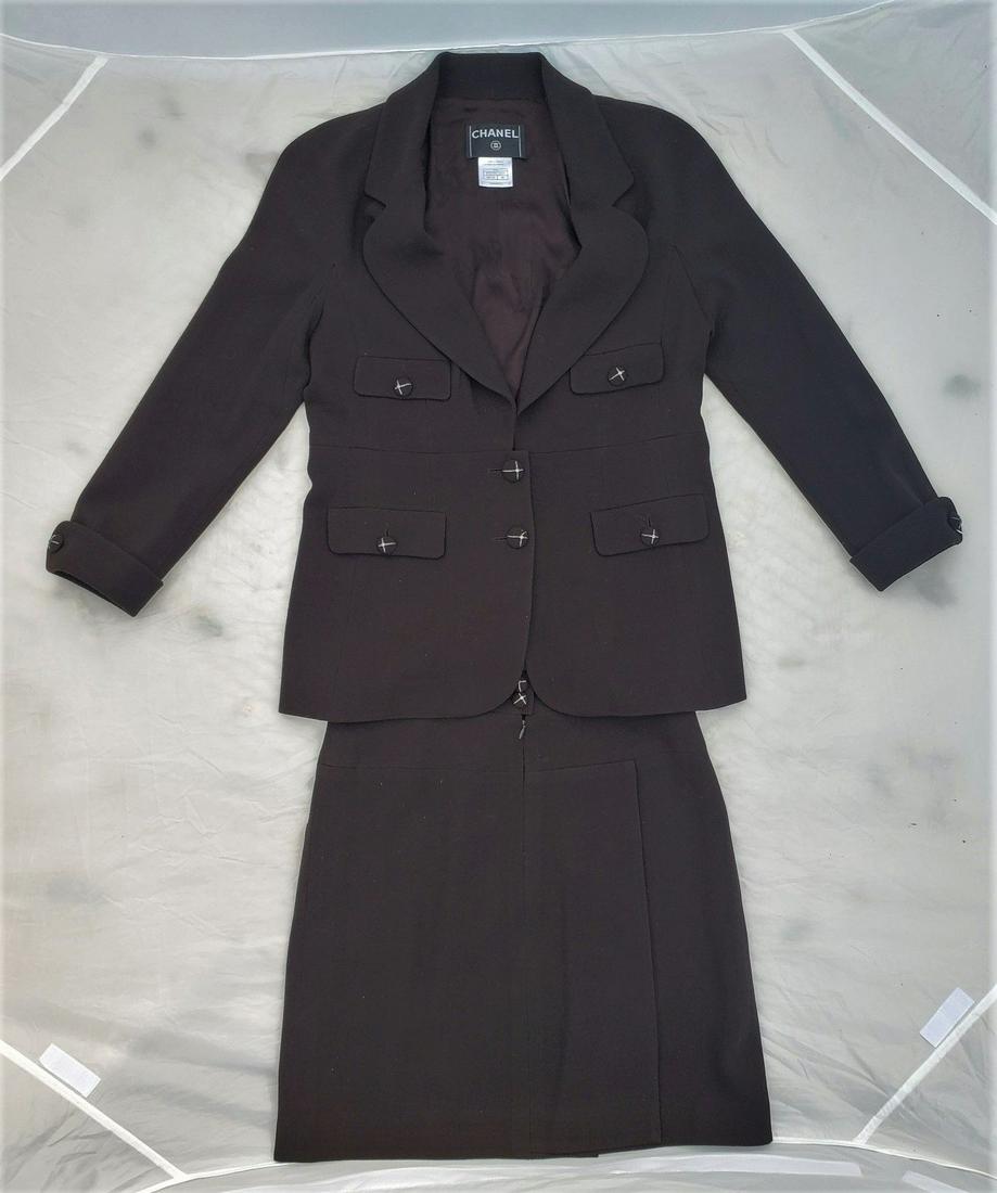 Chanel Ladies Suit With Chanel Buttons Size 46 (1 of 9)
