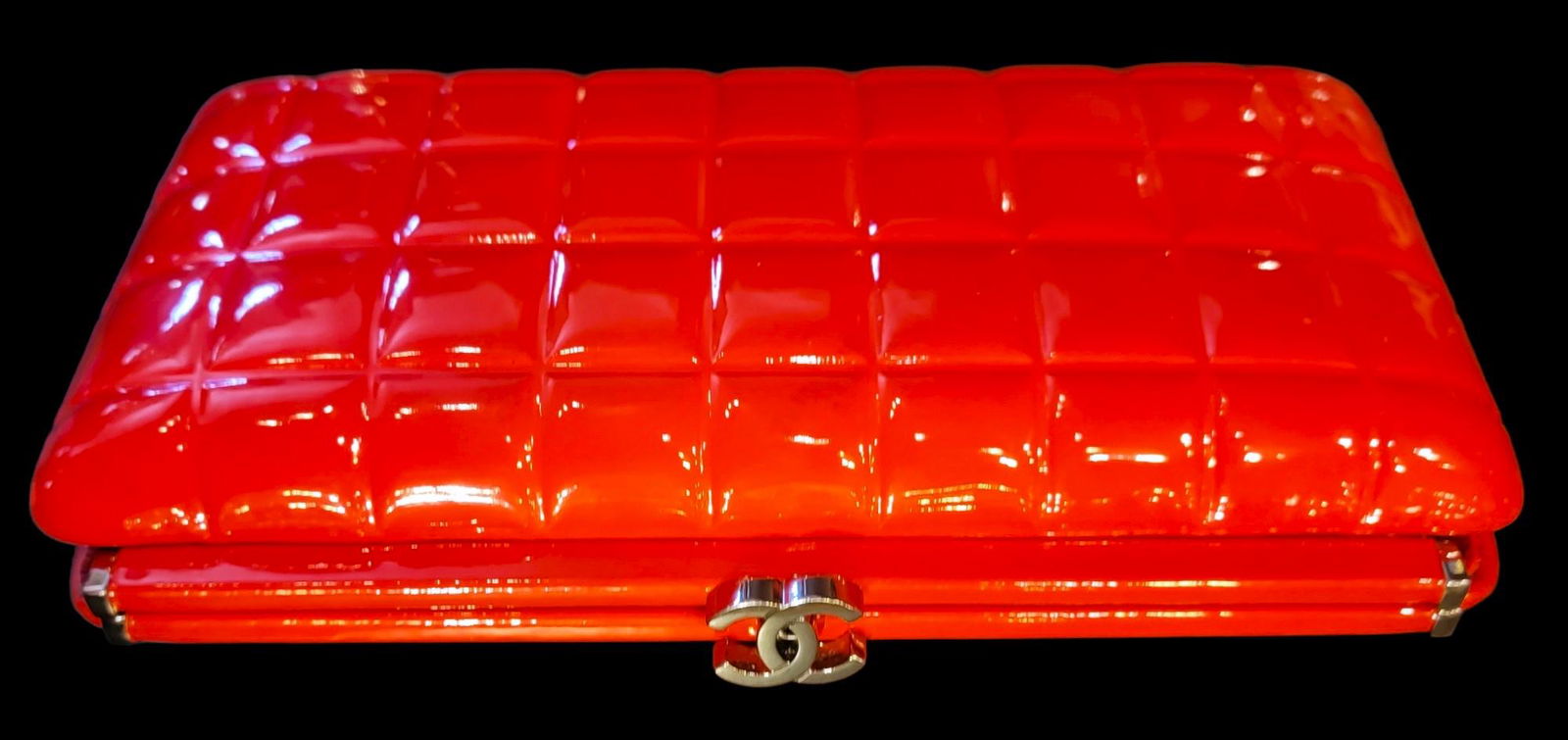 Auth Rare Runway Red Chanel CC Leather Clutch (0726) on Jan 01, 2023