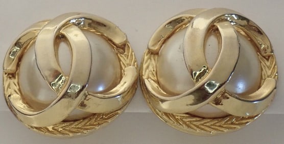 Auth Vintage Chanel Gold Pearl CC Logo Clip Earring