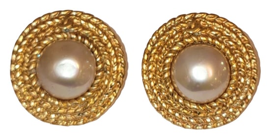 Auth Vintage Chanel Clip on Earrings Pearls CC