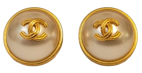 Auth Vintage Chanel Clip on Earrings CC Pearls