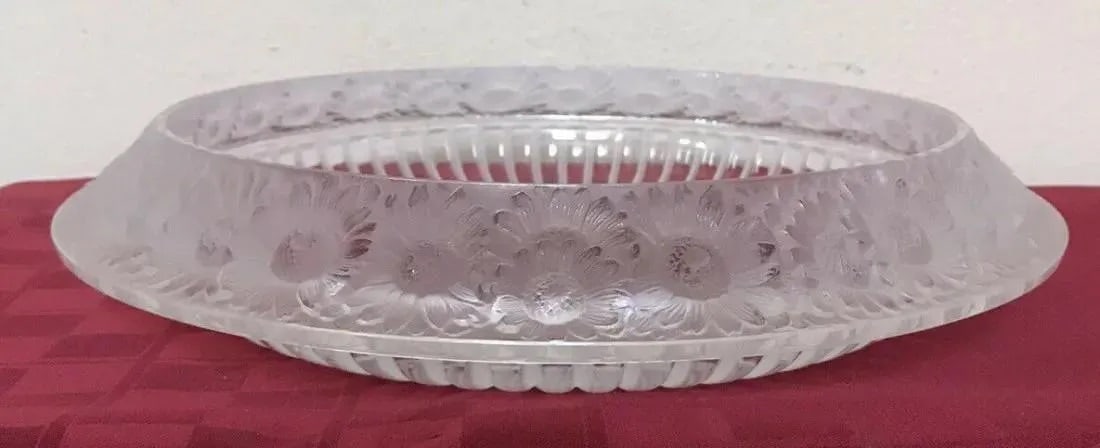 Lalique Frosted Crystal Marguerite Flower Bowl: Lalique Frosted Crystal Marguerite Flower Bowl dimensions : 13 D 3.5 H