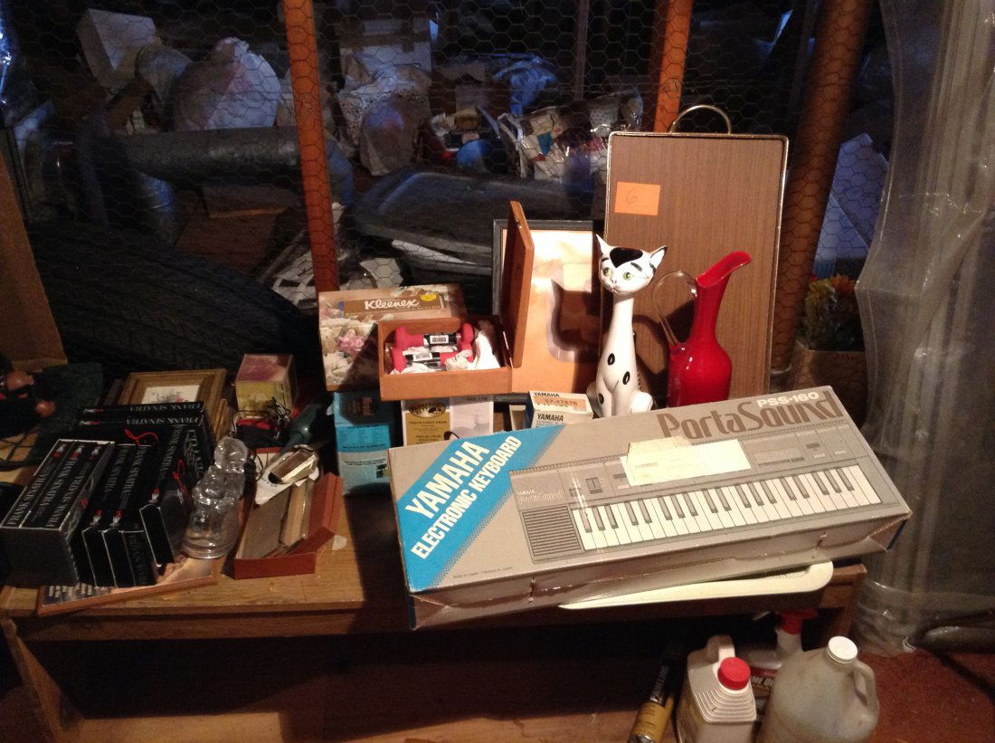 Yamaha Keyboard everything on top of bench and the (1 of 2)