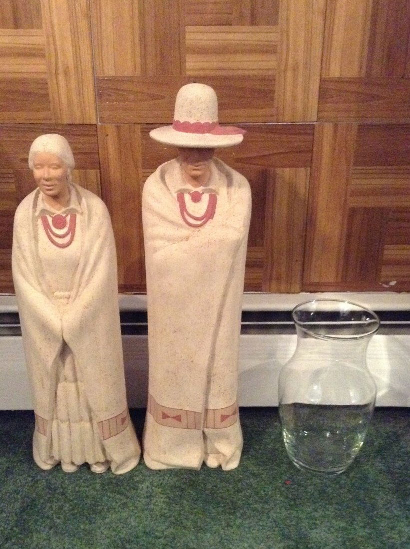 2 wall hangings & statues (1 of 3)