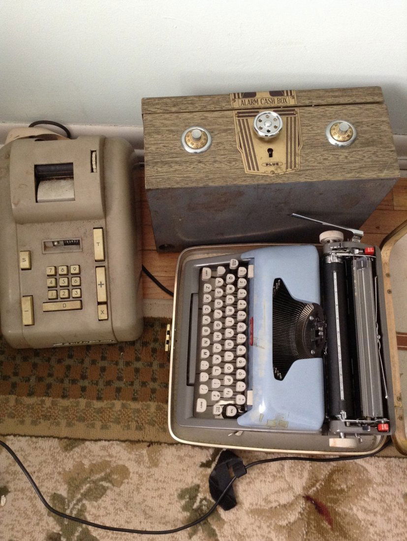Vintage Royal Typewritter, cash box and Remington (1 of 1)