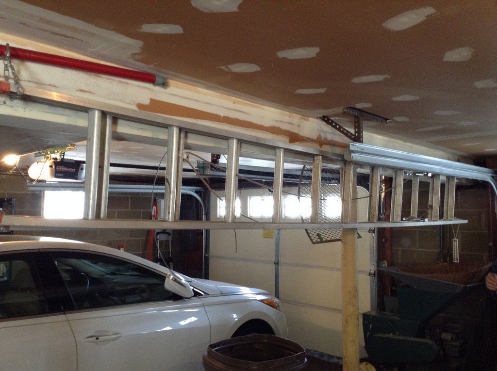 24 FT aluminum extention ladder: 24 FT aluminum extention ladder; in good condition.