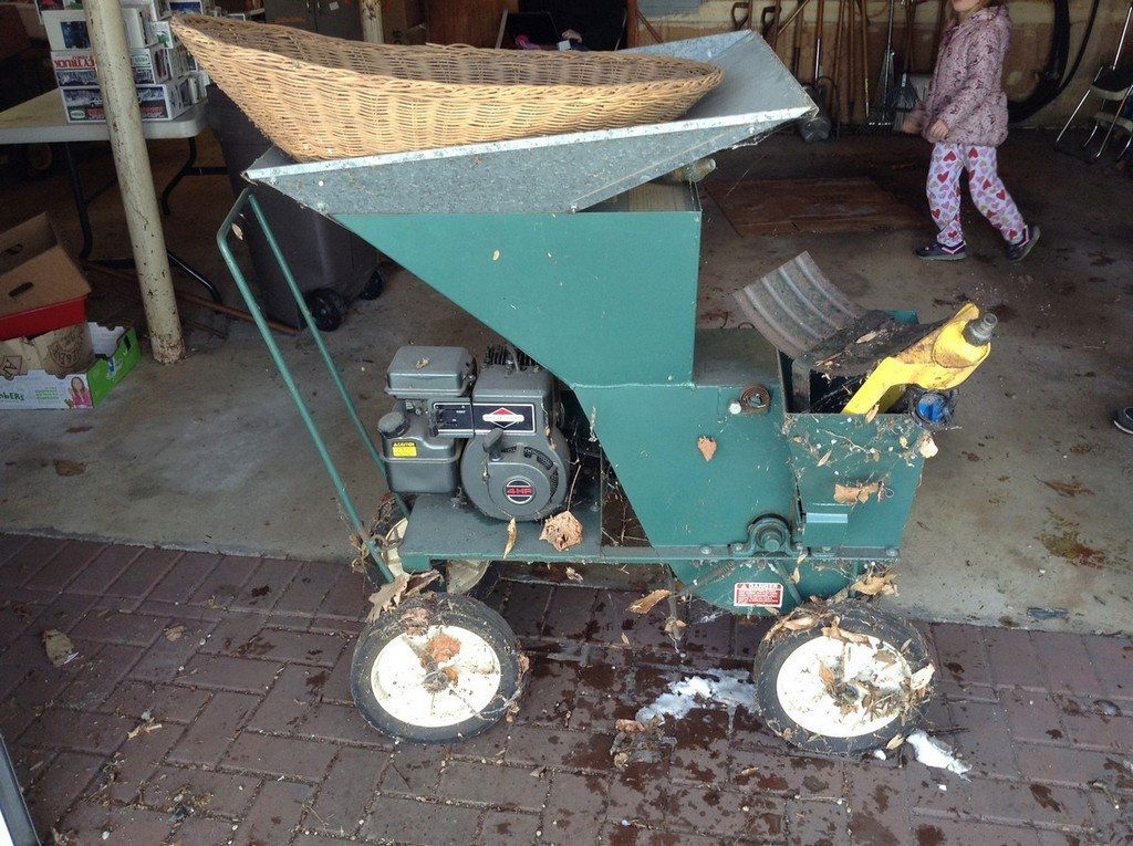 4 HP wood chipper (1 of 3)
