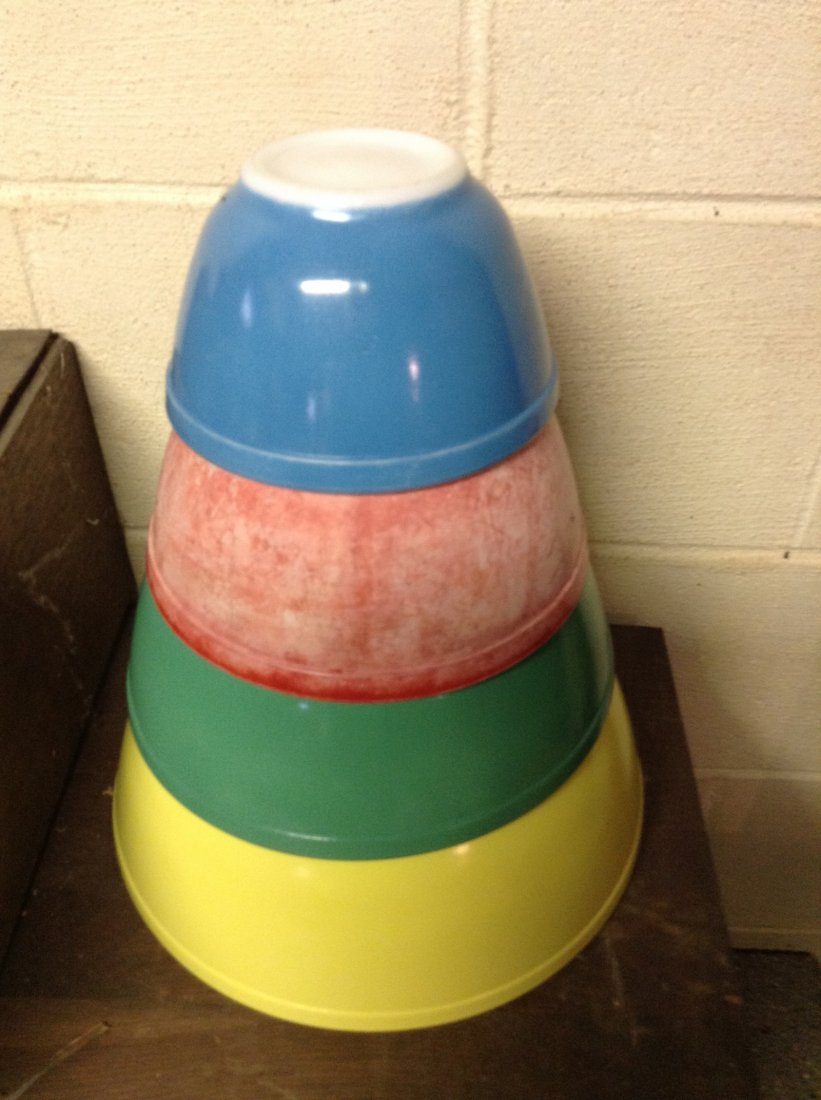 Pyrex mixing bowls: Pyrex mixing bowls: set of 4 bowls as seen in photo