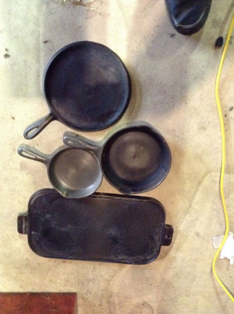 Lot of 4 Cast iron frying pans (1 of 1)