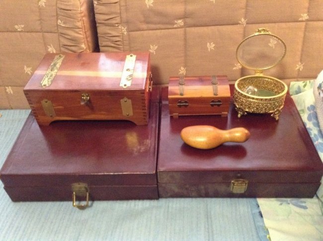 Lot of Trinket Boxes, and a crystal dove: Lot of Trinket Boxes, and a crystal dove; as shown in pictures