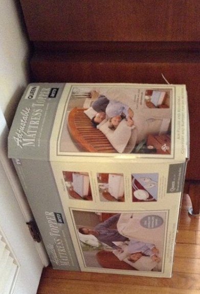 Queen Adjustable air matress topper: Queen Adjustable air matress topper; new in the box as shown in pictures