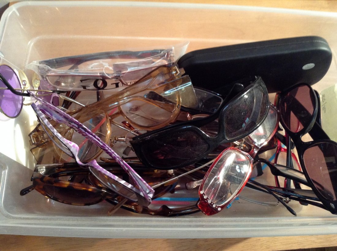Lot of sunglasses and reading glasses: Some may be vintage - See photos