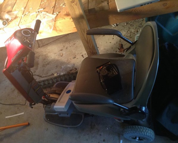 Auto go electric scooter - in working order includes (1 of 2)