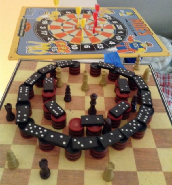 Simpson dart board and chess set (1 of 1)