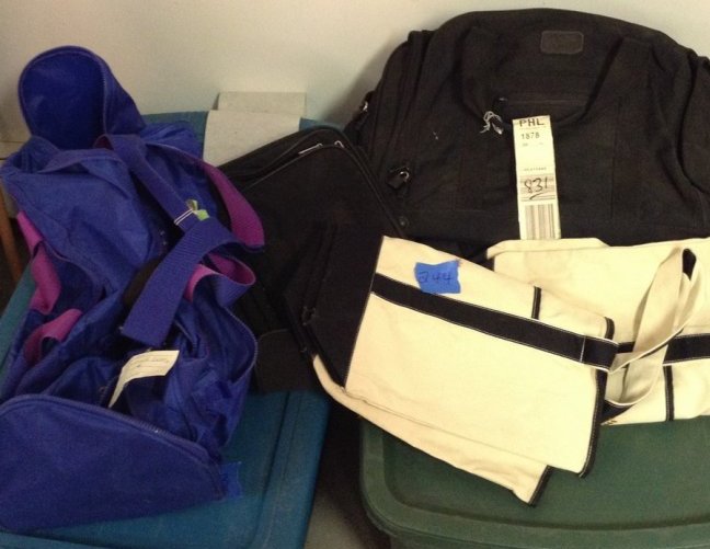 Lot of bags inlcuding new canvas bags and a work Tumi (1 of 2)