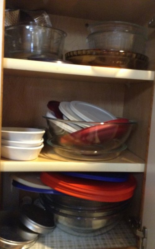 Pyrex & more bowls, pie pans etc. (1 of 1)