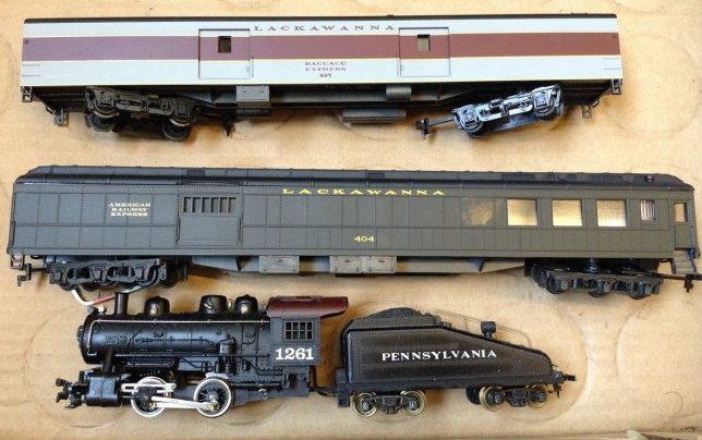HO Engine and cars: HO Engine and cars : 1 engine & tender 2 cars