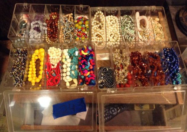 Huge amount of vintage necklaces (1 of 1)