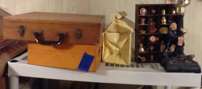 Metal bar light, miniatures wooden boxes and cookie jar (1 of 1)