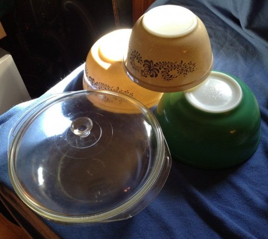 Lot of Pyrex mixing bowls: Lot of Pyrex mixing bowls