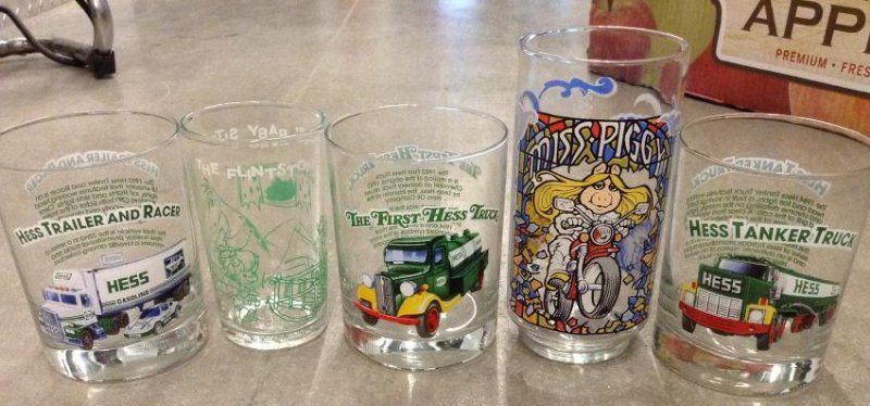 Lot of Miss Piggy, the flintstones and hess trucks cups: Lot of Miss Piggy, the flintstones and hess trucks cups