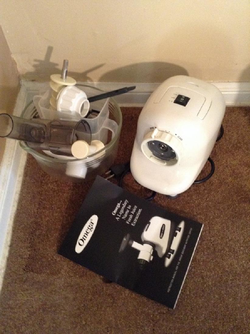 Omega Juicer with everything including manual: Omega Juicer with everything including manual
