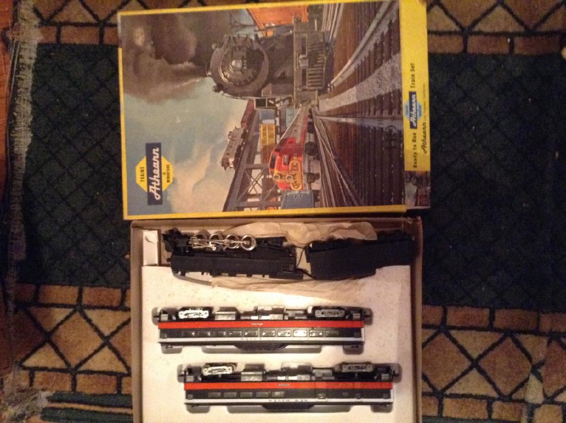 Vintage Train Engine & Cars in box like new (1 of 1)