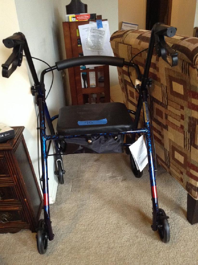 Walker w/ seat: Walker w/ seat