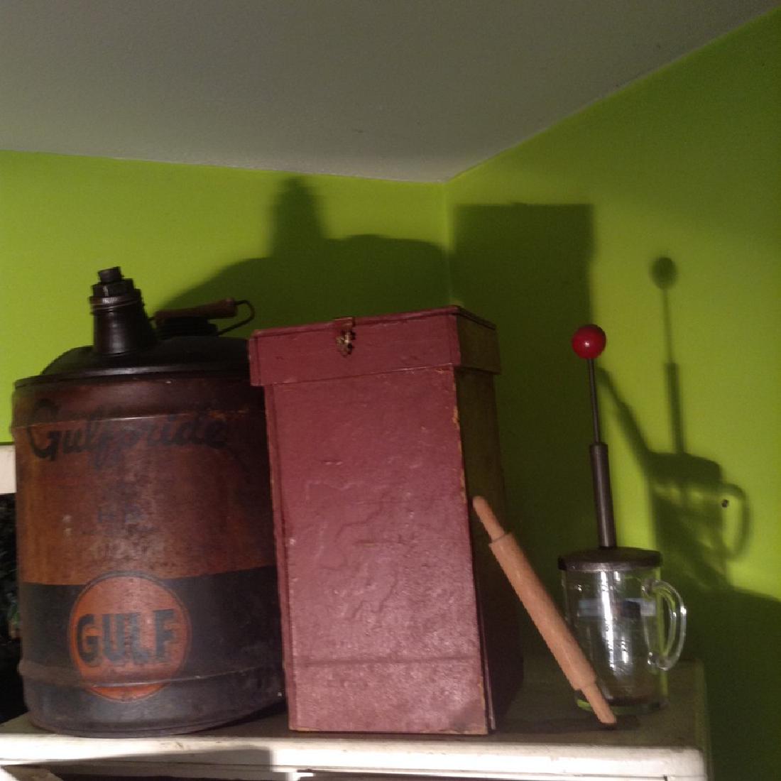 Top of Cabinet Oil Cans vintage Kitchen: Top of Cabinet Oil Cans vintage Kitchen