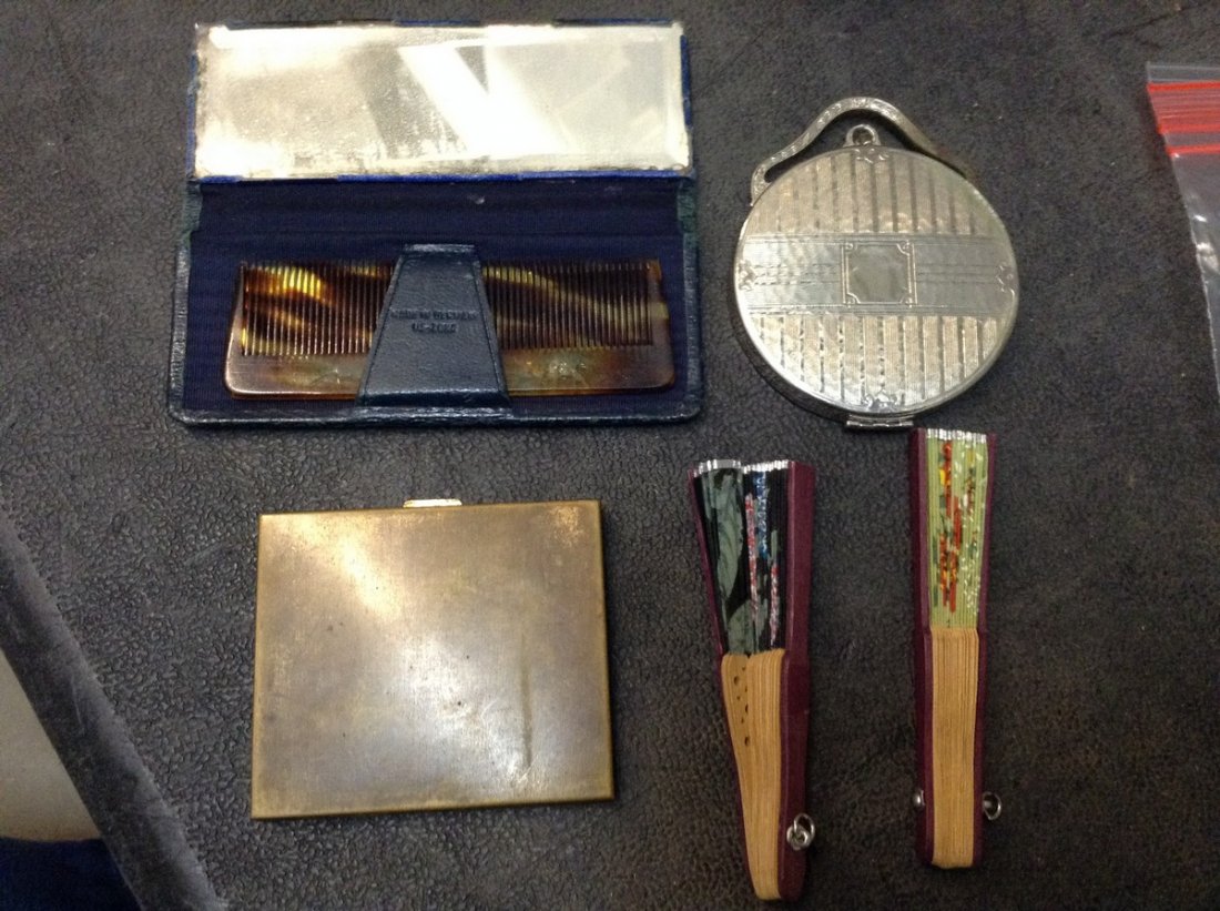 3 Vintage Compacts & 2 fans: 3 Vintage Compacts & 2 fans