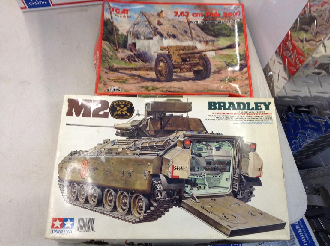 1:35 German Anti Tank Gun/ M2 Bradley Infantry (1 of 1)