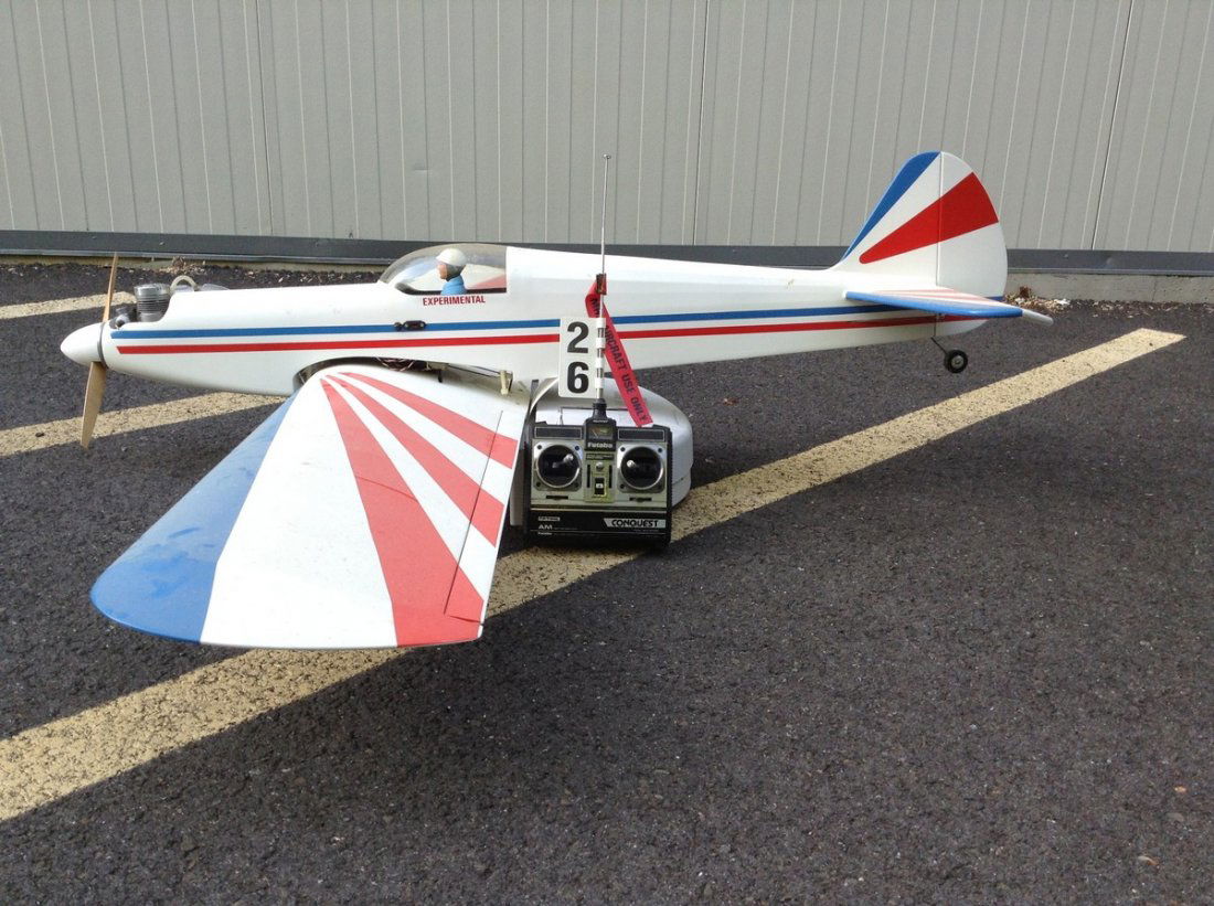 4ft long remote control flying airplane complete (1 of 4)